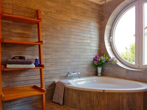Dusche, Whirlpool, Haartrockner, Handtücher