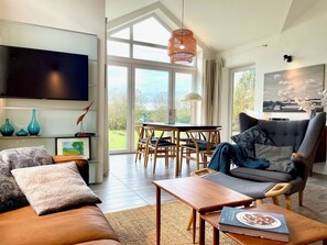 Fernseher, Kamin, Stereoanlage