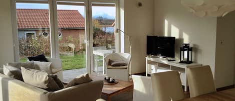 TV, fireplace, stereo