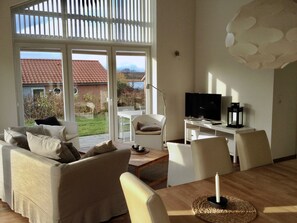 Fernseher, Kamin, Stereoanlage