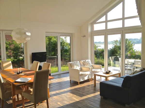 Fernseher, Kamin, Stereoanlage