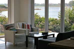 Fernseher, Kamin, Stereoanlage