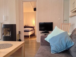 Fernseher, Kamin, Stereoanlage