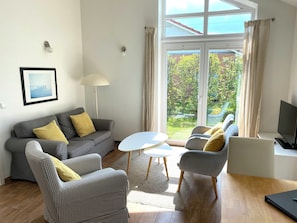 Fernseher, Kamin, Stereoanlage