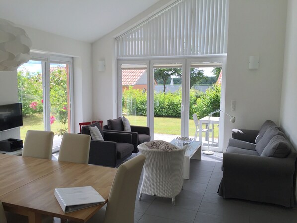 تلفزيون، مدفأة، ستيريو