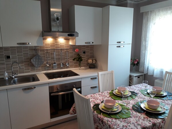 Fridge, oven, stovetop, dishwasher