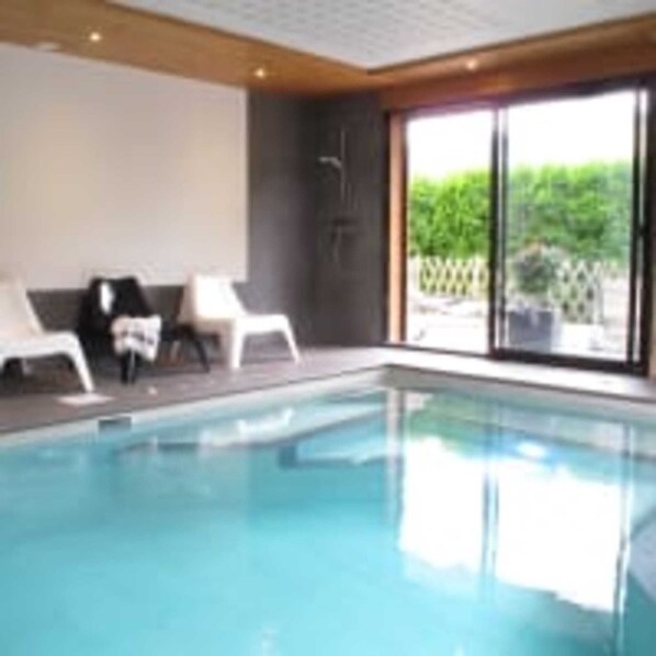 Piscina coperta, una piscina riscaldata