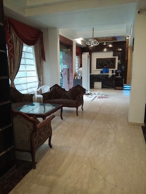 Lobby sitting area - Hotel Blessings (New Delhi)