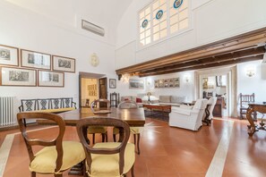 Appartamento, 2 camere da letto | Pasti in camera