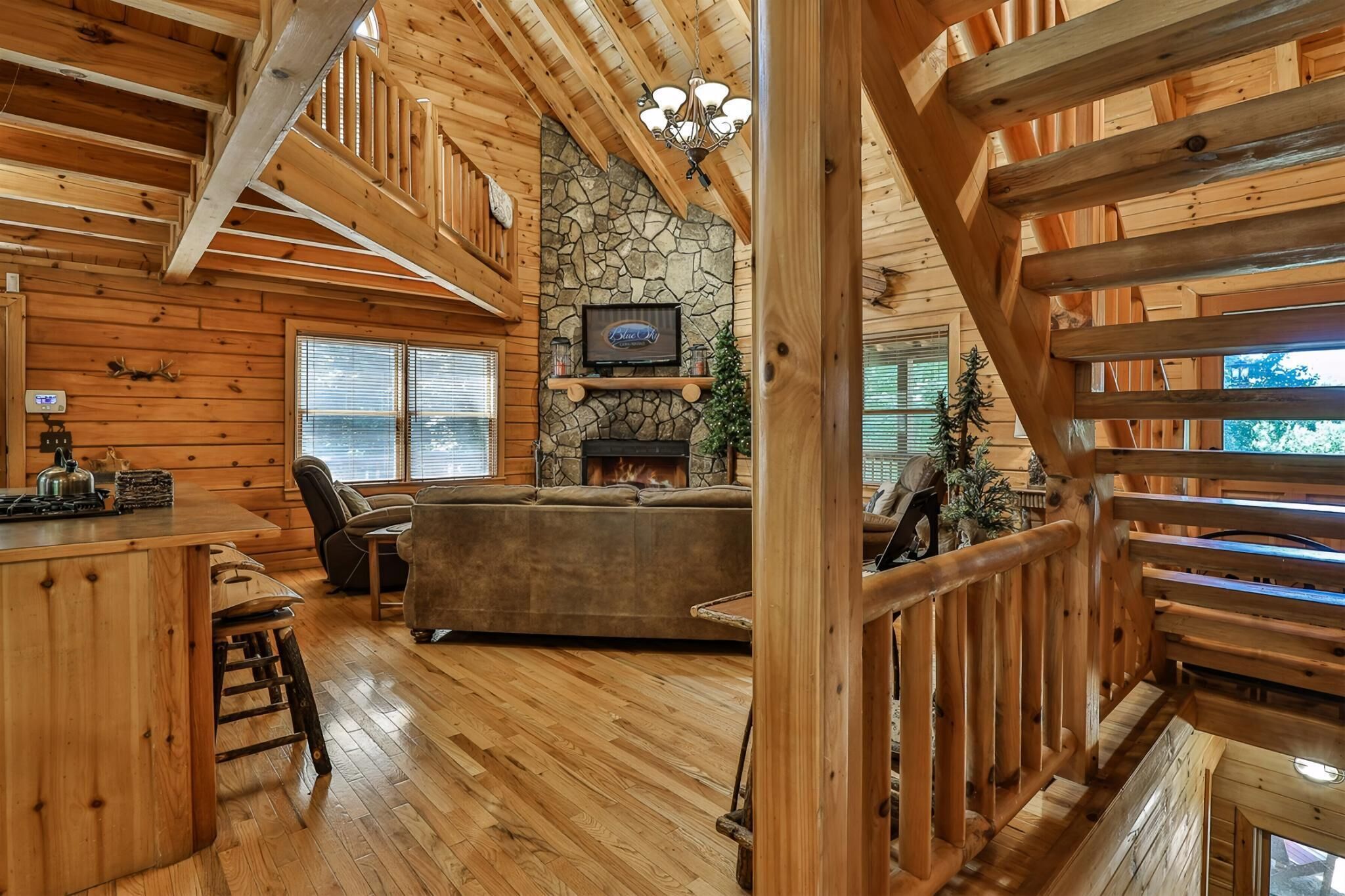 Flatskjerm-TV, peis og DVD-spiller