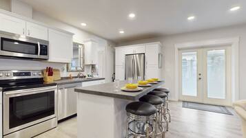 KĂŒhlschrank, Mikrowelle, Ofen, Herdplatte