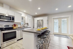 Kjøleskap, mikrobølgeovn, ovn og kokeplater