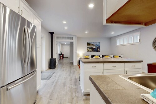 Cozy cottage, outdoor space & convenient location