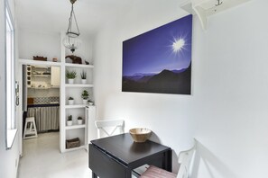 In-room dining - Monti Secret Garden Apartment (Rome)