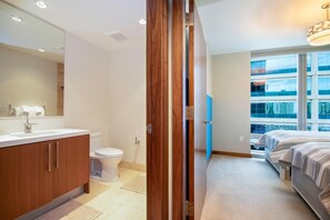 2 habitaciones, tabla de planchar con plancha, internet y ropa de cama