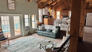 Een televisie en een open haard