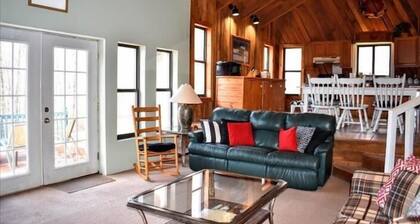 CM49-Rustic Cabin in the Woods! Hot tub, Fire Pit!