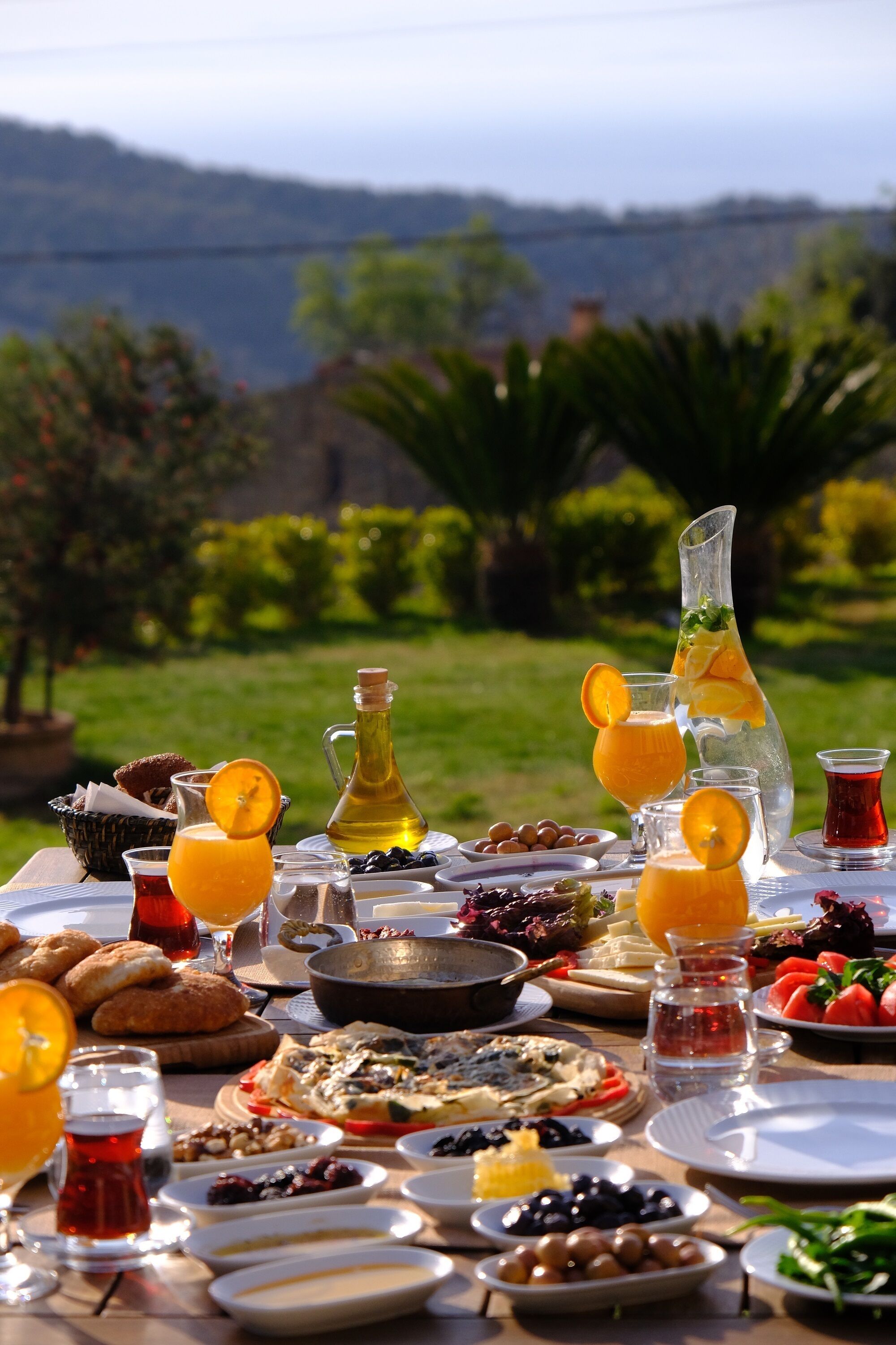 Lunch and dinner served