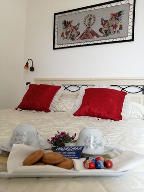 Habitación doble, baño privado | Escritorio, cunas (de pago), wifi gratis y ropa de cama