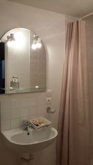 Bathroom sink - L'Envolée (Belvianes-et-Cavirac)