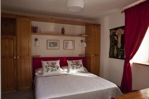 더블룸 또는 트윈룸 | 1 개의 침실, 책상, 암막 커튼, 무료 유아용 침대