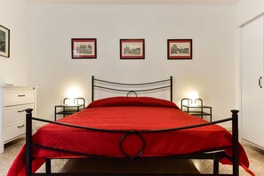 2 bedrooms, free cots/infant beds, free WiFi, bed sheets - Red & White Vatican Apartment (Rome)