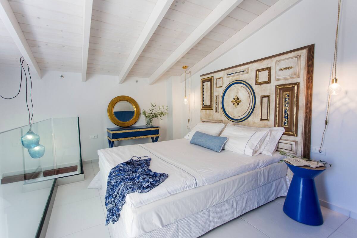 Honeymoon Suite (1 - 4 adults) | Hypo-allergenic bedding available, in-room safe, soundproofing