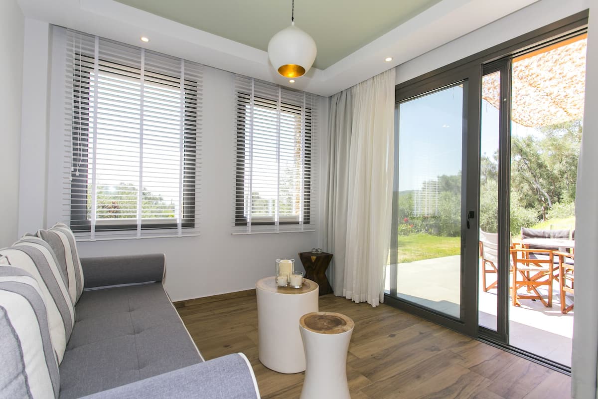 Luxury Apartment (2 - 4 adults) | Living area | 32-inch LCD TV with satellite channels, TV