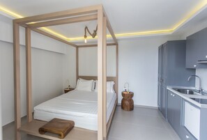 Deluxe Studio, 1 Double Bed, Sea View | Hypo-allergenic bedding, in-room safe, soundproofing, free WiFi