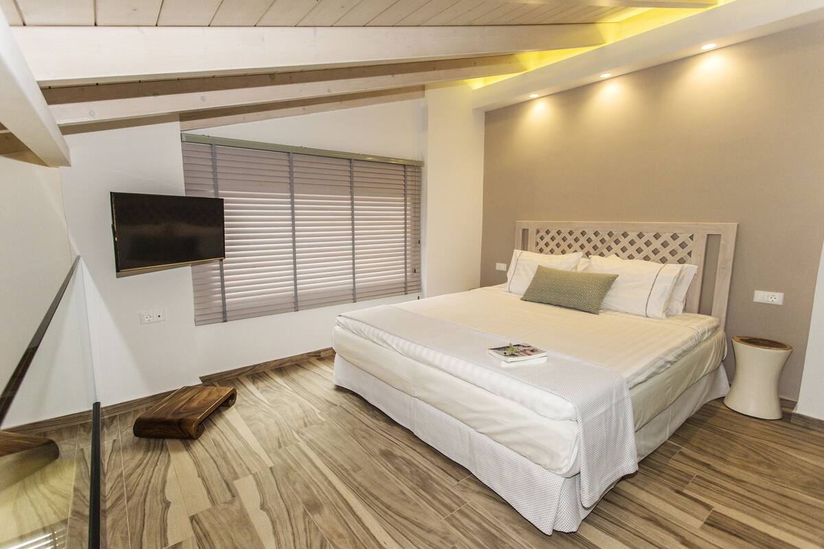 Loft (2 - 4 adults) | Hypo-allergenic bedding available, in-room safe, soundproofing