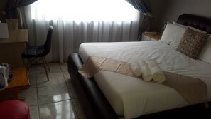 Habitación estándar doble, 1 cama doble | 4 dormitorios, decoración individual, mobiliario individual y escritorio