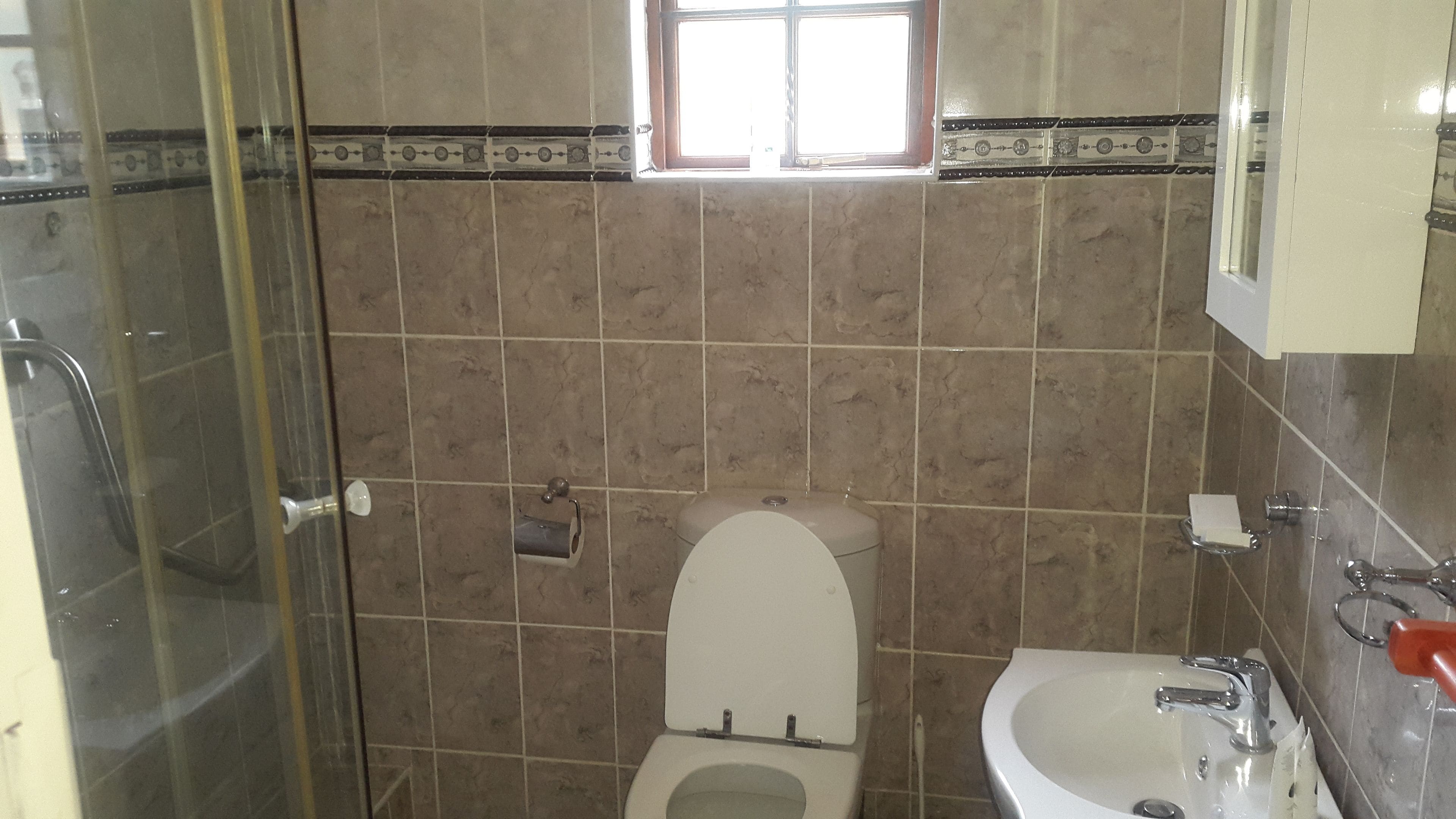 深泡浴缸、大花洒淋浴喷头、免费洗浴用品、浴袍