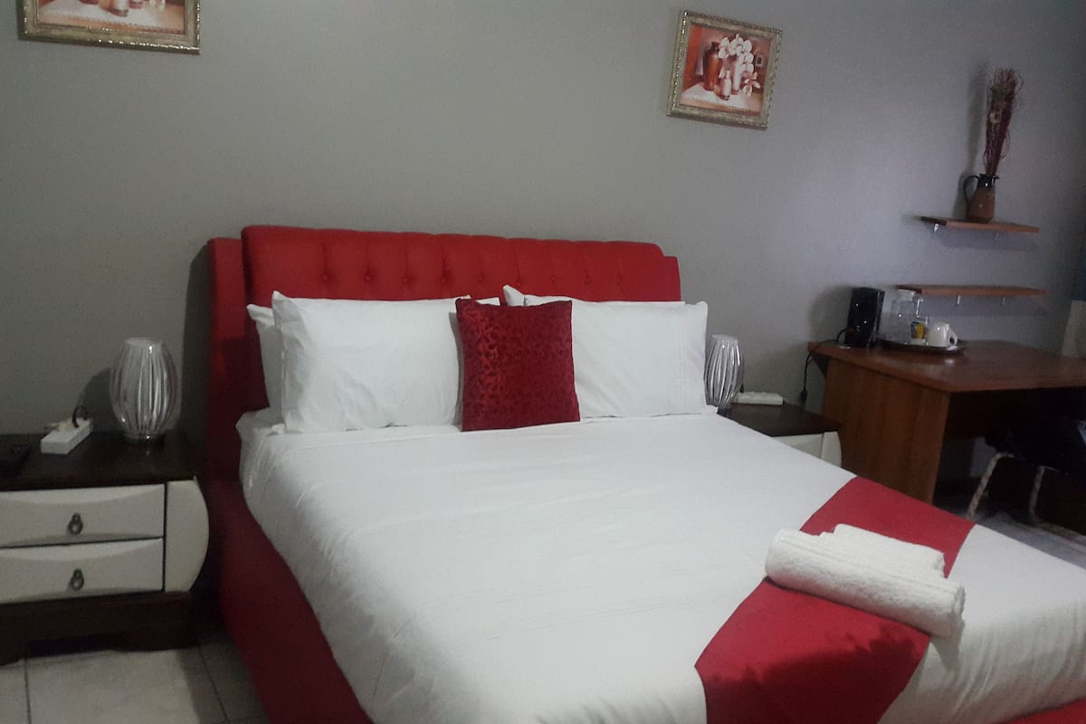 Deluxe Double Room | 4 bedrooms, desk, soundproofing, iron/ironing board (on request)