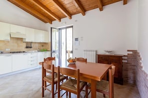Departamento, 2 habitaciones, Terraza | Sala de estar | Televisión de pantalla plana y tenis de mesa 