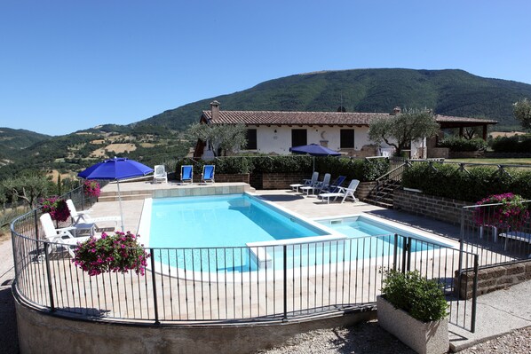 Seasonal outdoor pool, open 8 AM to 8 PM, pool umbrellas, pool loungers - Agriturismo Sole Luna (Assisi)
