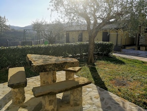 Departamento, varias camas, vista al jardín | Terraza o patio