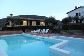 Seasonal outdoor pool, open 8 AM to 8 PM, pool umbrellas, pool loungers - Agriturismo Sole Luna (Assisi)