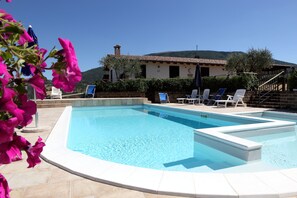 Seasonal outdoor pool, open 8 AM to 8 PM, pool umbrellas, pool loungers - Agriturismo Sole Luna (Assisi)