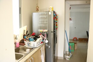 Full-size fridge, oven, stovetop, cookware/dishes/utensils
