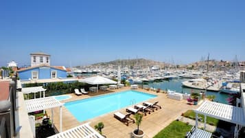 Piscine extérieure, chaises longues