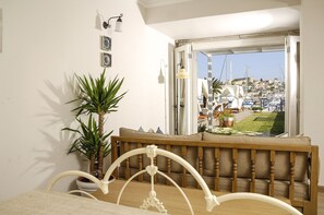 In-room safe, soundproofing, free WiFi - Cesme Marina Konukevi (Cesme)