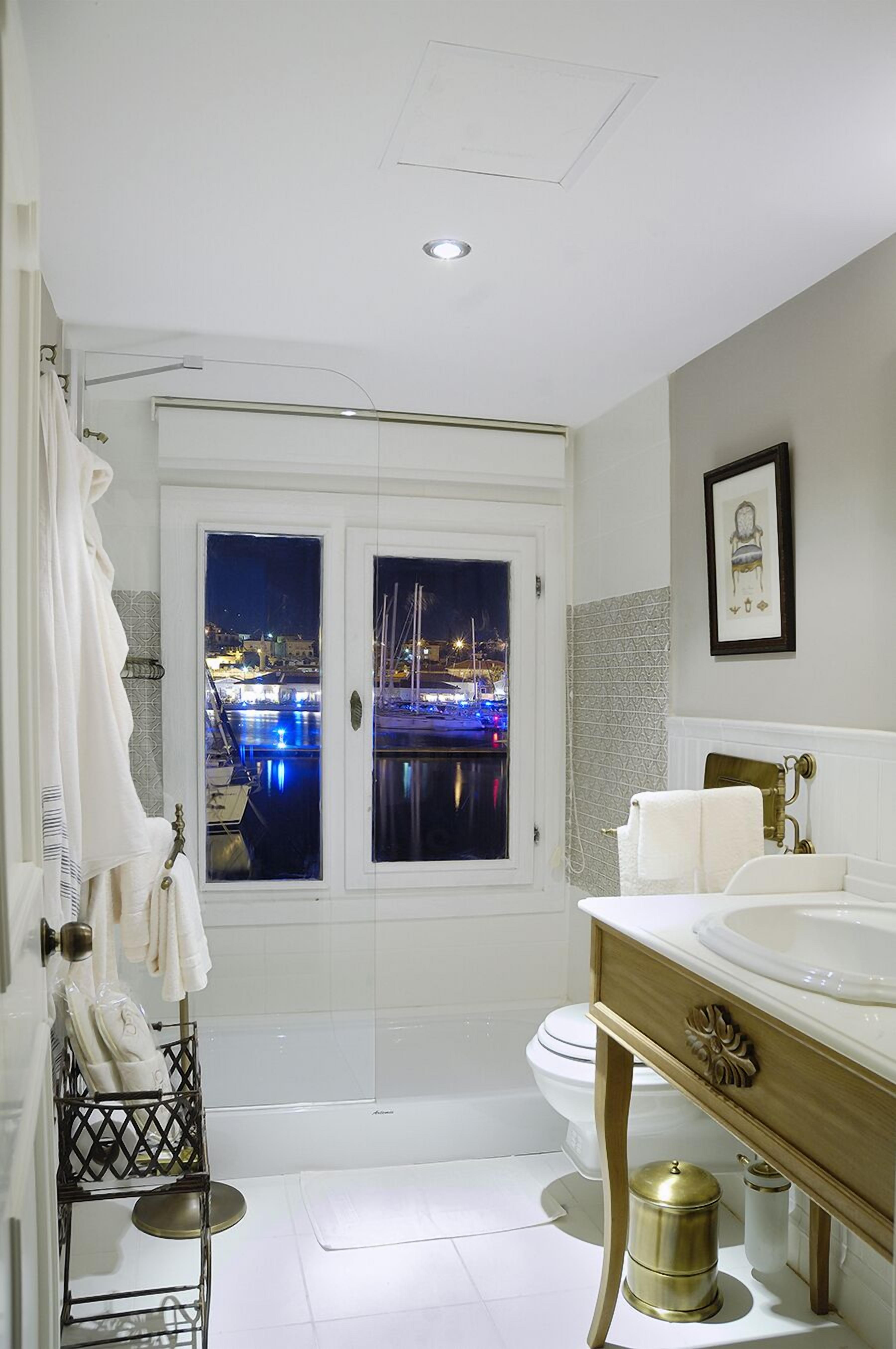 suite | bathroom | shower, free toiletries, hair dryer, slippers