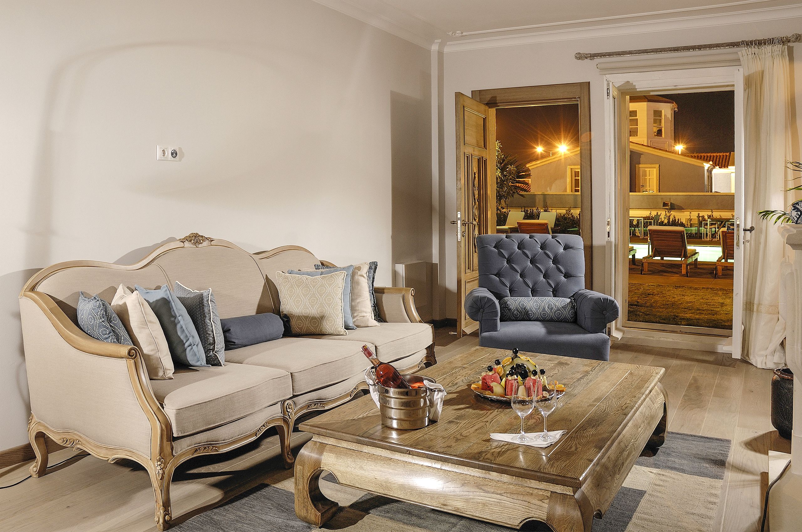 suite | living area | lcd tv