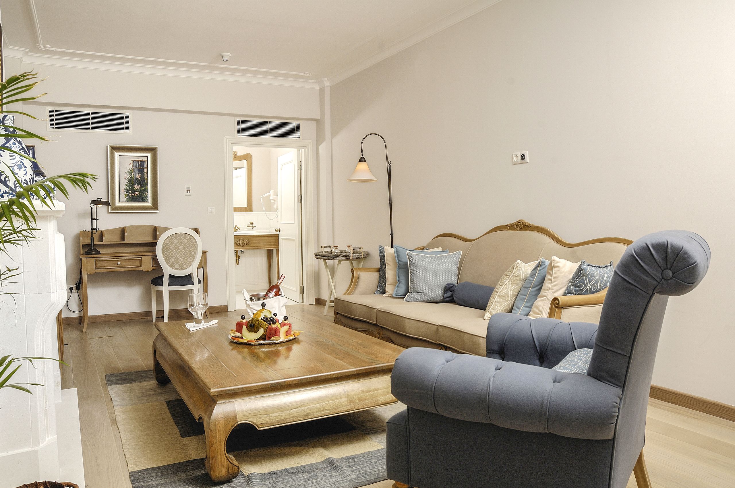 suite | living area | lcd tv