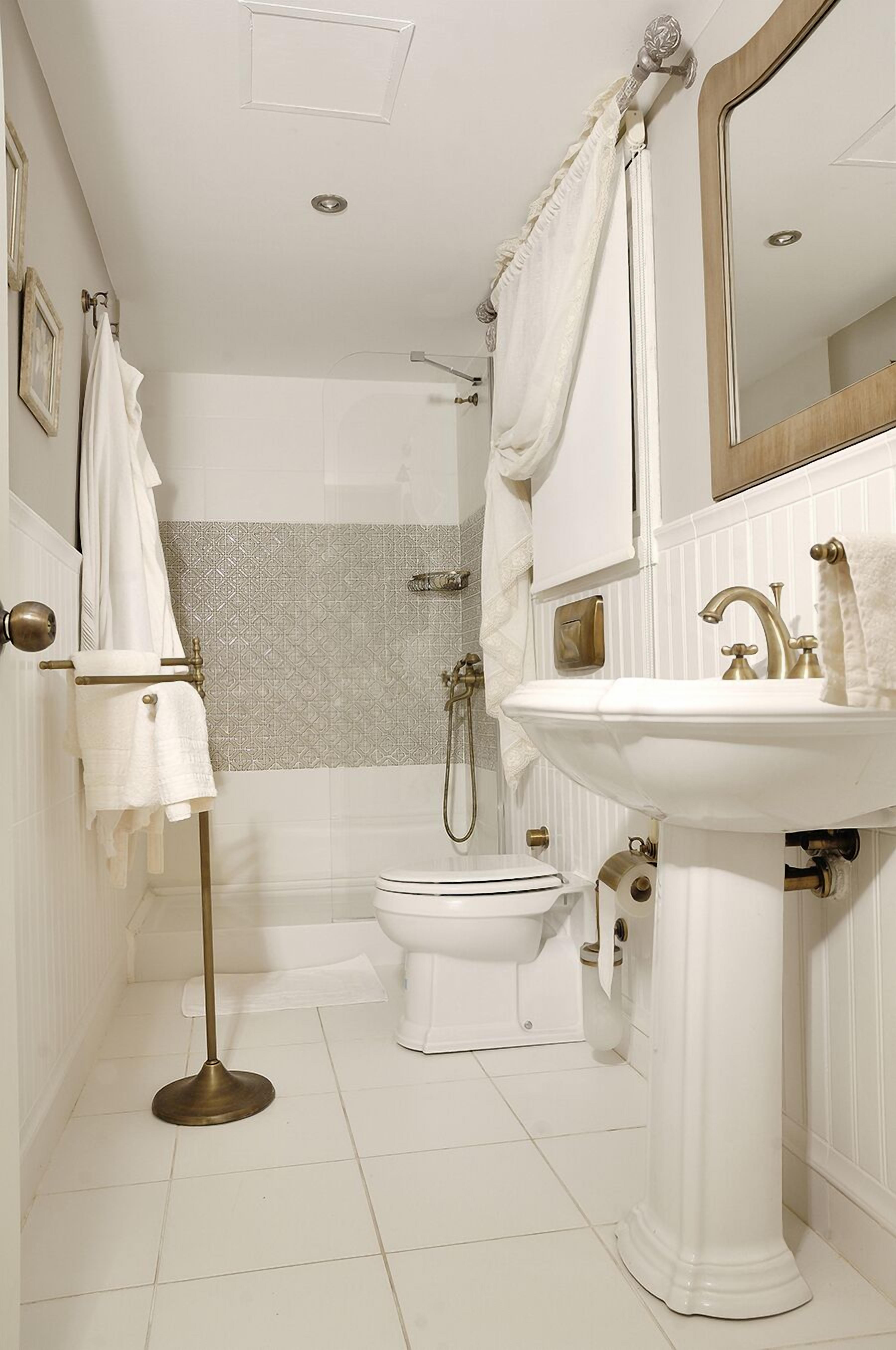 premium suite | bathroom | shower, free toiletries, hair dryer, slippers