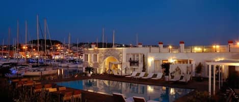 Außenpool, Liegestühle