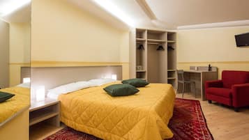 Quarto casal ou duplo | Cofres nos quartos, escrivaninha, berços (sobretaxa), Wi-Fi de cortesia