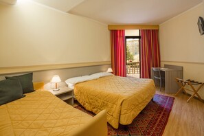 Driepersoonskamer | Een kluis op de kamer, een bureau, babybedden (toeslag), gratis wifi