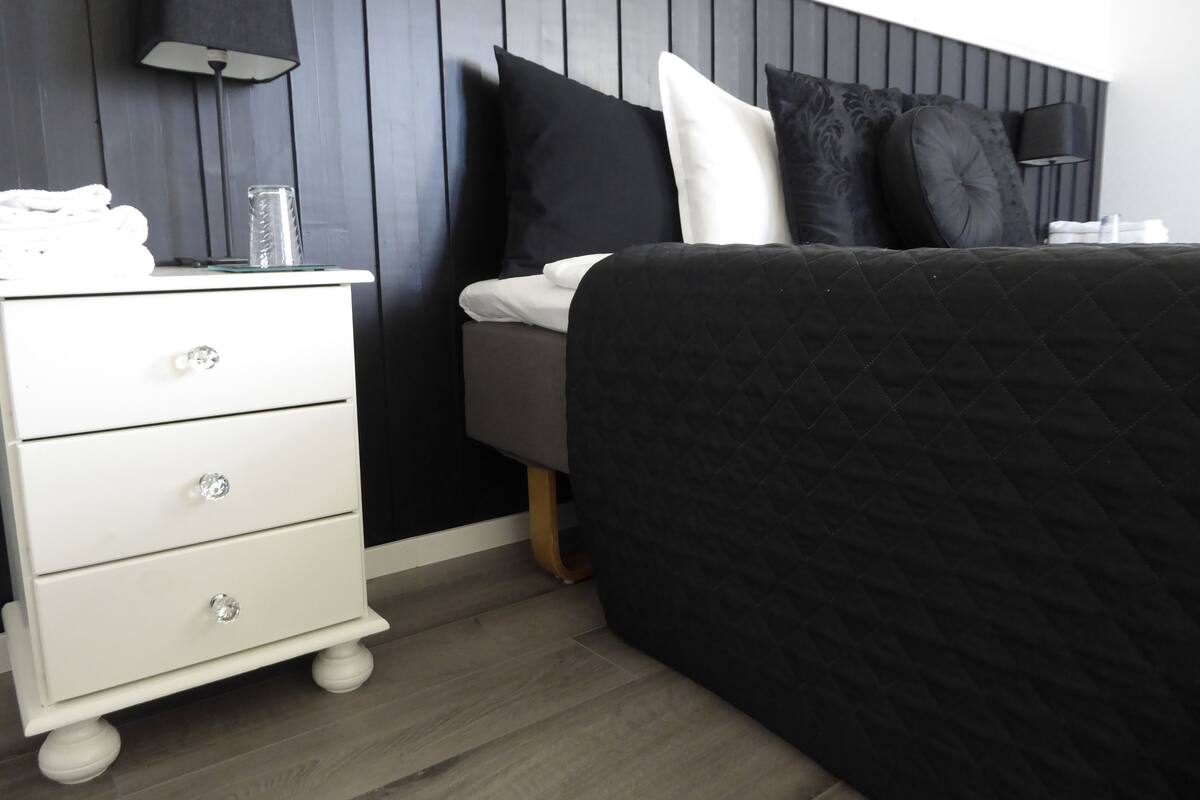 Family Room | Desk, WiFi (free), bed sheets