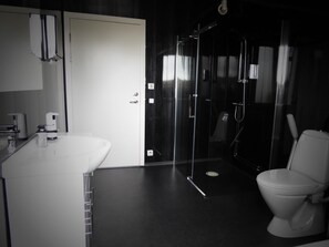 Douche, articles de toilette gratuits, serviettes fournies